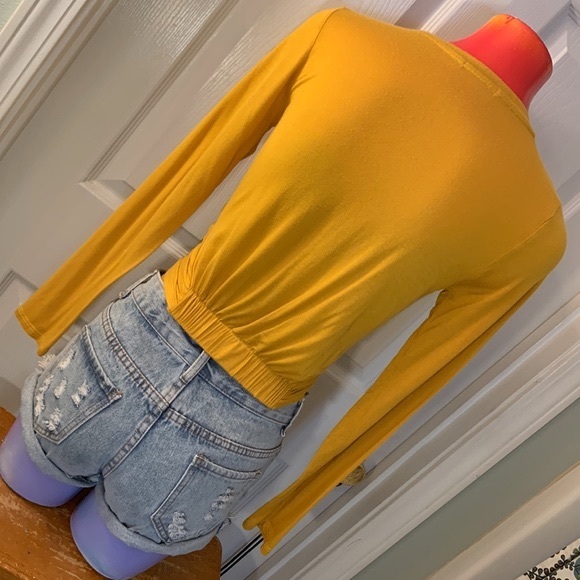 HEARTS & HIPS Knotted up Crop Top - Picture 7 of 11